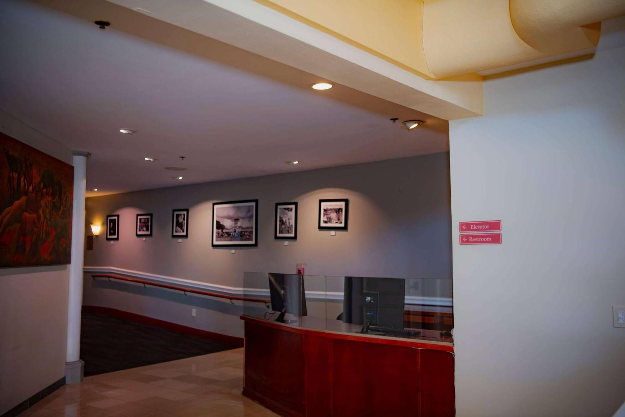 Ramada Plaza By Wyndham Garden Grove/Anaheim South Hotel Exterior foto