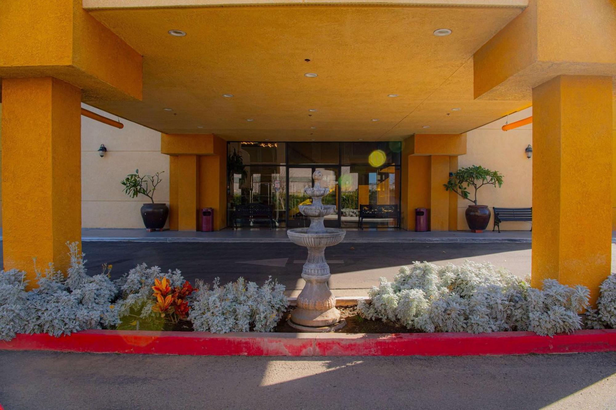 Ramada Plaza By Wyndham Garden Grove/Anaheim South Hotel Exterior foto